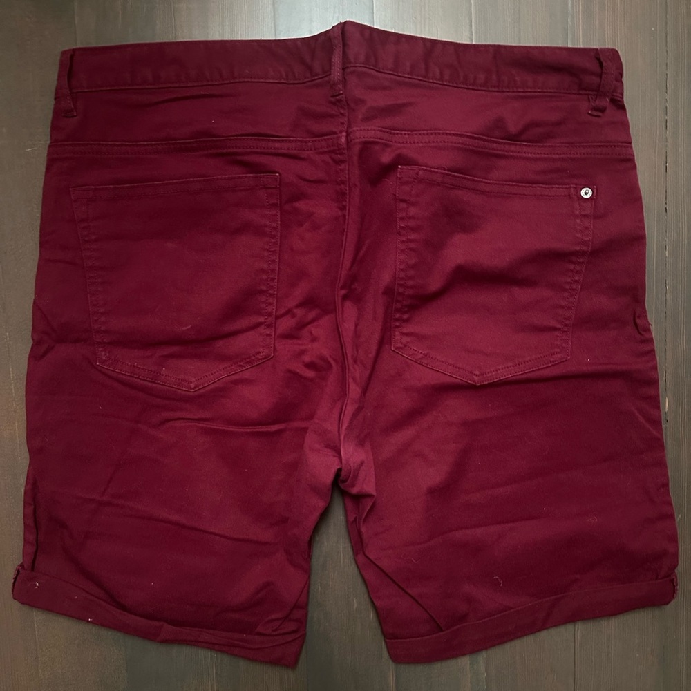 H&M Burgundy Red Bermuda Shorts Waist Size 36
Stretch, comfortable - Picture 2 of 3